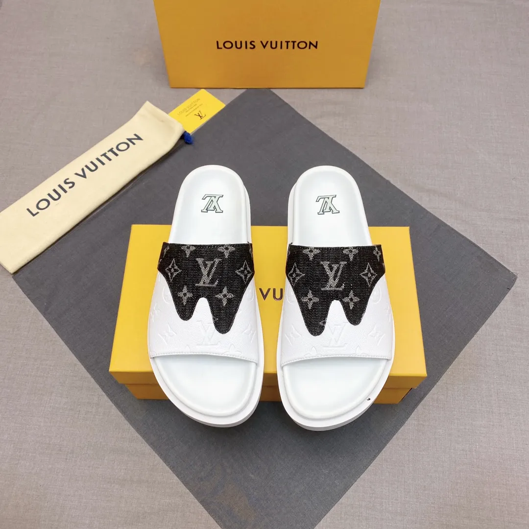 P300 🔍Top purchasing agent LV men's spring and summer slippers counter synchronization. The uppers are made of cowhide fabric imported from Italy, with logo graphics and high-quality craftsmanship. The soles are: original soles specially provided by the original factory. Exclusive molded soles are super comfortable. Original factory follow-up orders. 🔍🔍High quality. You can enter and leave the counter at will. Welcome to compare. Code number 38-45 No. 058